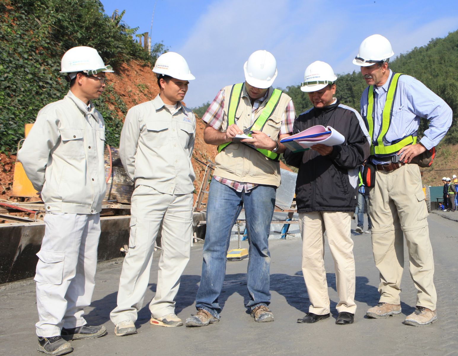 Cán bộ giám sát công trình  (5 người)